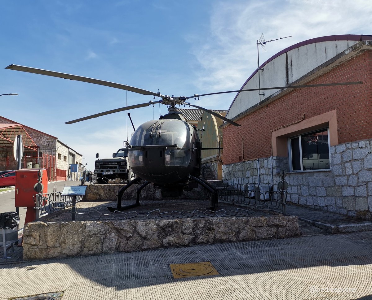 pedrospotter's tweet photo. #BuenosDias
Seguimos con #viejasgloriasET
#Base #CoronelMate #ColmenarViejo  en la entrada de la #SalaHistorica #aviacion #ejercitoTierra

#MBB #Bolkov #Bo105-LOH
(HR.15-18/ET-160) #FAMET @EjercitoTierra

#avgeek #kiowa #Military #ejercitodetierra #España #helicoptero @Web_AME https://t.co/pc8GAReX2P