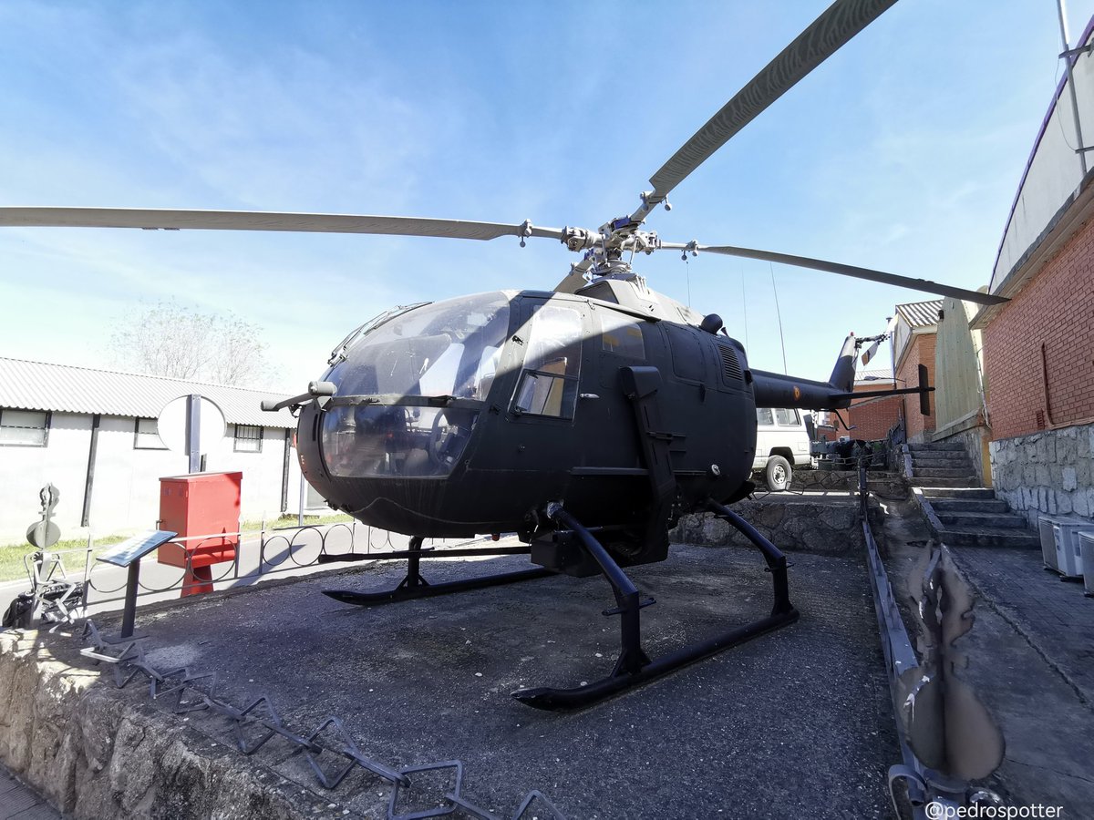 pedrospotter's tweet photo. #BuenosDias
Seguimos con #viejasgloriasET
#Base #CoronelMate #ColmenarViejo  en la entrada de la #SalaHistorica #aviacion #ejercitoTierra

#MBB #Bolkov #Bo105-LOH
(HR.15-18/ET-160) #FAMET @EjercitoTierra

#avgeek #kiowa #Military #ejercitodetierra #España #helicoptero @Web_AME https://t.co/pc8GAReX2P