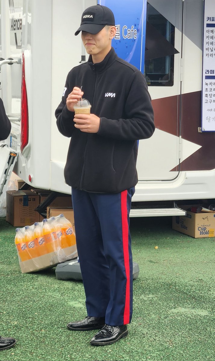 sz_moment's tweet photo. 훈아아아아ㅏㅇㅏ
맛있는거 마니 먹어!!!!!!
#엔플라잉 #차훈 https://t.co/5amx5DLMcA