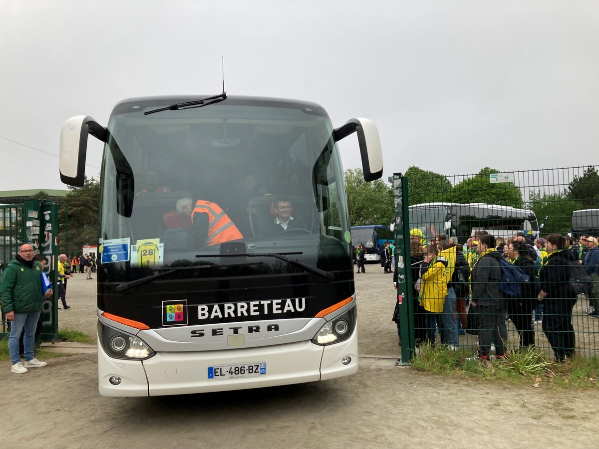Finale #CDF Nantes - Toulouse ⚽Départ des 52 bus des supporters du #FCNantes pour le Stade de France - Photos Vincent Calcagni