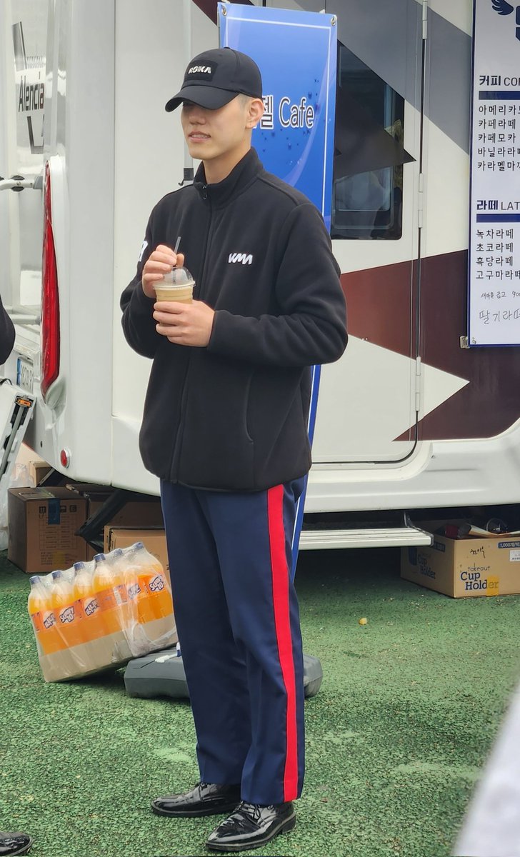 sz_moment's tweet photo. 훈아아아아ㅏㅇㅏ
맛있는거 마니 먹어!!!!!!
#엔플라잉 #차훈 https://t.co/5amx5DLMcA