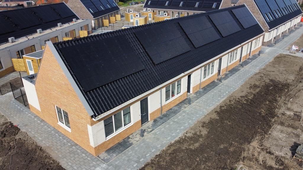 PeterHutten's tweet photo. In #Grou de eerste sleutels van 30 betaalbare, toekomstbestendige sociale huurhuizen overgedragen aan bewoners van @Elkien_. Wijksamenwerking @fijnwonen @VanWijnenGroep https://t.co/910ICkREEq