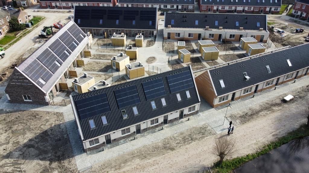 PeterHutten's tweet photo. In #Grou de eerste sleutels van 30 betaalbare, toekomstbestendige sociale huurhuizen overgedragen aan bewoners van @Elkien_. Wijksamenwerking @fijnwonen @VanWijnenGroep https://t.co/910ICkREEq