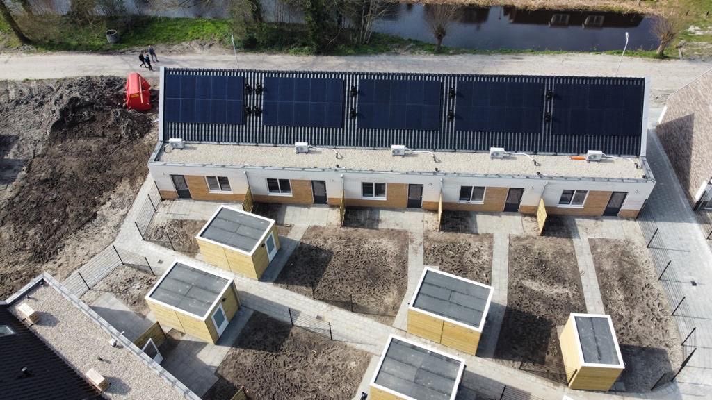 In #Grou de eerste sleutels van 30 betaalbare, toekomstbestendige sociale huurhuizen overgedragen aan bewoners van <a href="/Elkien_/">Elkien</a>. Wijksamenwerking <a href="/fijnwonen/">Fijn Wonen</a> <a href="/VanWijnenGroep/">Van Wijnen</a>