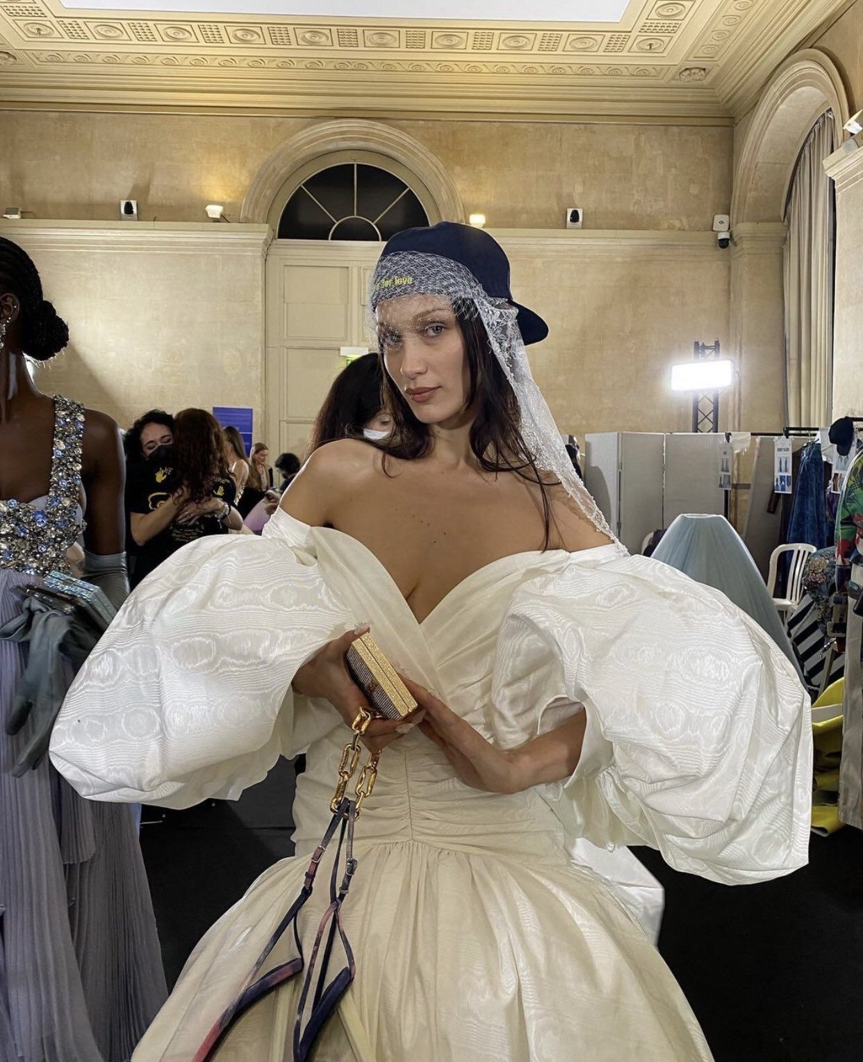 on X bella hadid backstage at off white f w 2022 https t WSKSc6MuHy X