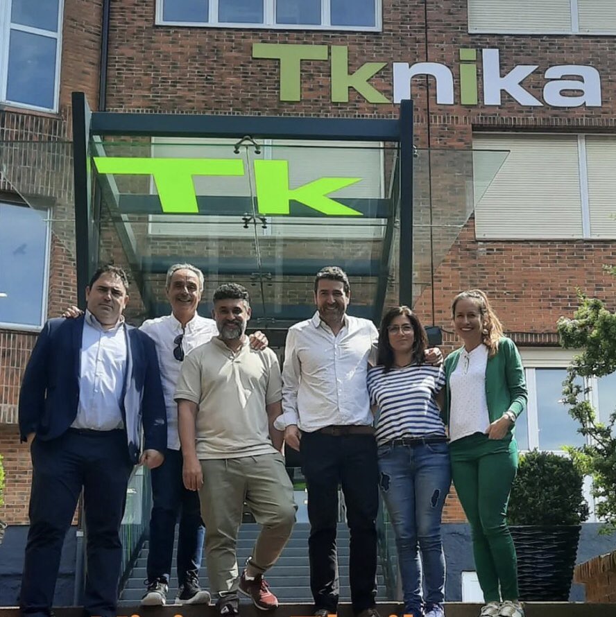 ppenalvera's tweet photo. Si eres docente de #FP no puedes dejar de visitar @tknika alguna vez en tu vida. En una palabra: impresionante. Todo. Qué pasada! Llevaba las expectativas muy altas, pero han conseguido superarlas, y por mucho. https://t.co/XoSCpJdTbT