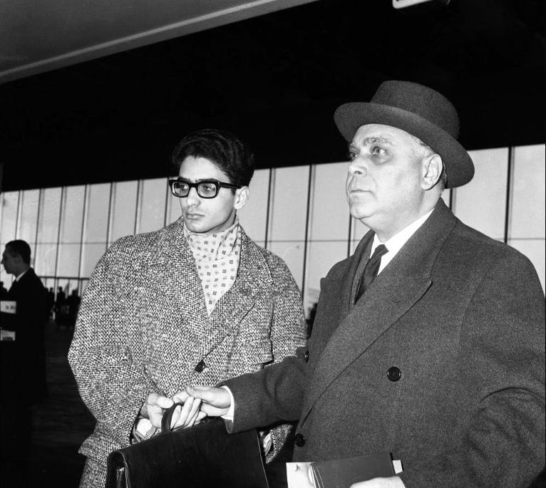 Laura_Blixen's tweet photo. @ItalianiZ #Mattarella è nel "Sistema" e non è al servizio dell'#Italia, ma dei poteri: figlio di #Bernardo definito nella Treccani "Il referente fra #DC e Mafia"; la madre della famiglia #Buccellato vicina alla #Mafia #SergioMattarella da giovane frequentava la #loggia #massonica Scontrino https://t.co/ciTSGpRVrL