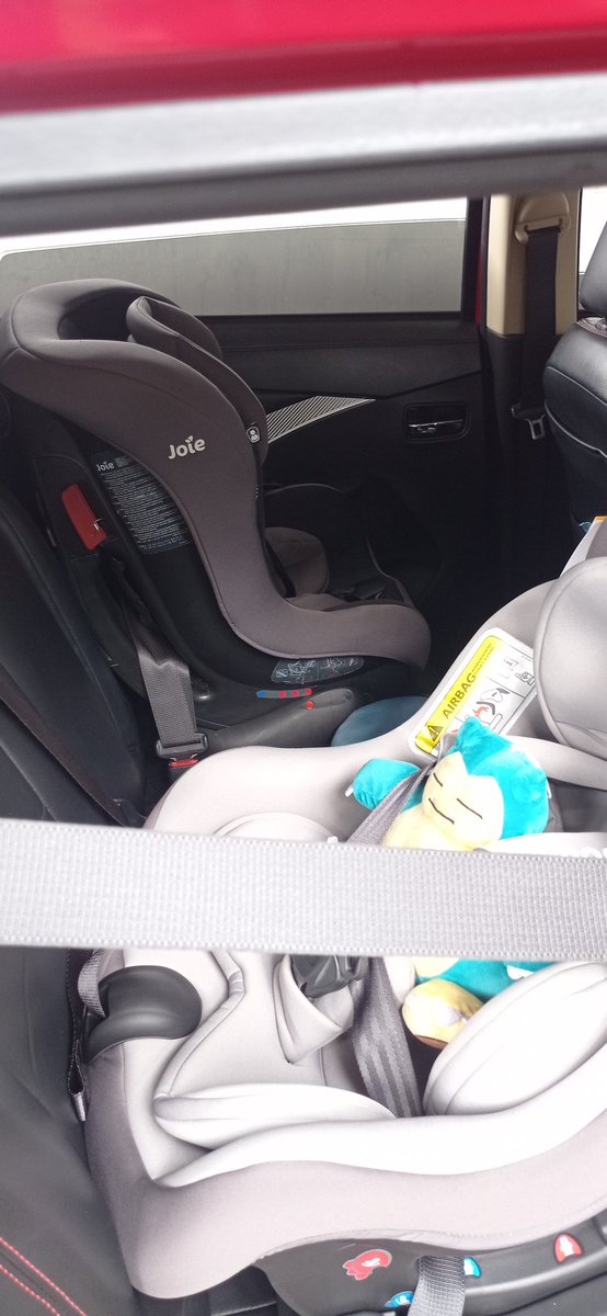 ajiwar's tweet photo. Menuhin mobil pakai car seat. Kayanya mobil saya jadi sulit ditebengin orang lain karena 2 seat tengah isinya car seat. Bisa jadi ini pembelian paling worth it karena 2x tabrakan dan anak saya tidak apa2. https://t.co/68dL6ccqvk