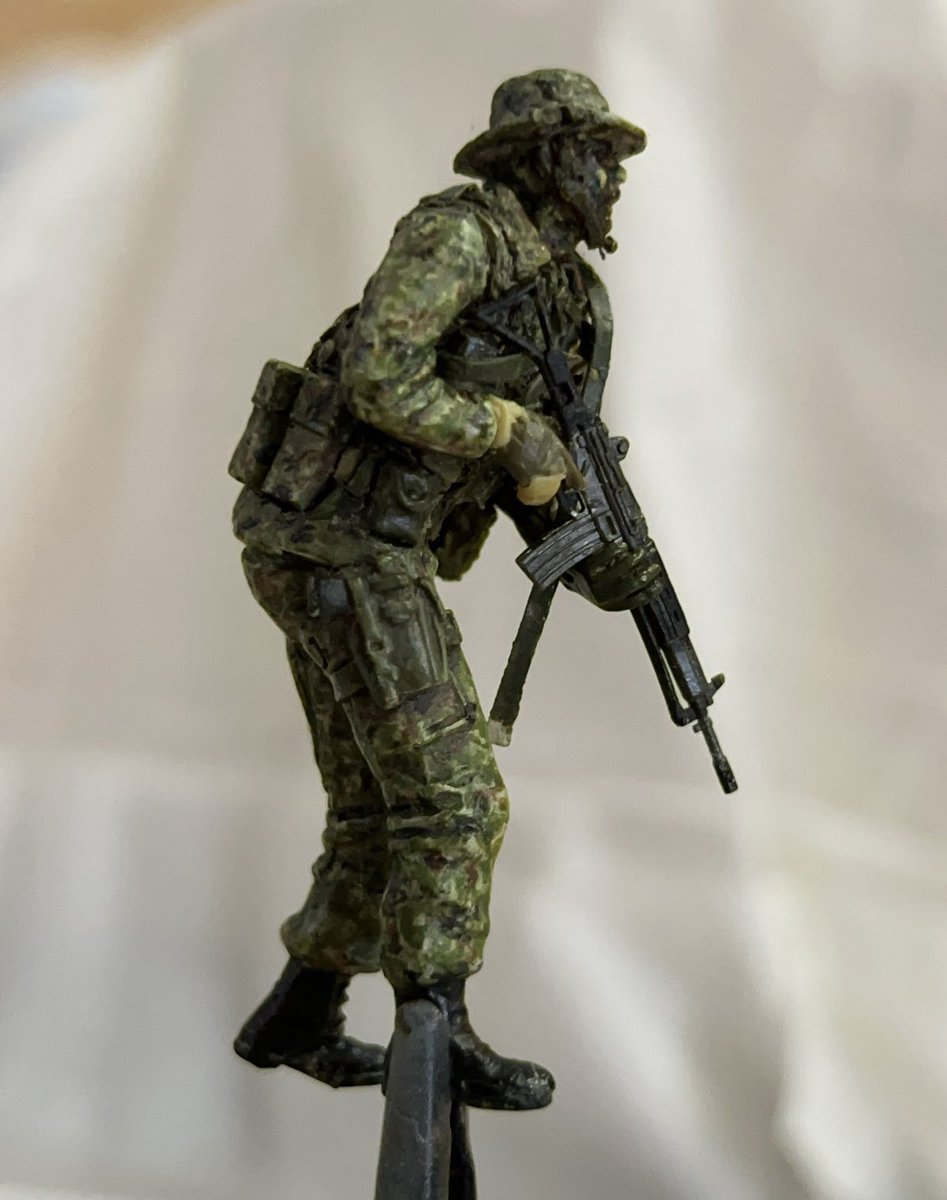 icesheetmodels's tweet photo. 【進捗】
1/35 空挺レンジャー　小銃班長(宣戦布告)

エナメルでスミ入れとピンウォッシュ。
顔に同じくエナメル数色でドーラン塗装しています。難しい…
それっぽく見えますか？😅

それを乗り越えたら小銃持ち手の塗装→トップコート→ベース作りで完成となります。長かった…(詳細は画像の説明参照) https://t.co/2lD2JYuE77