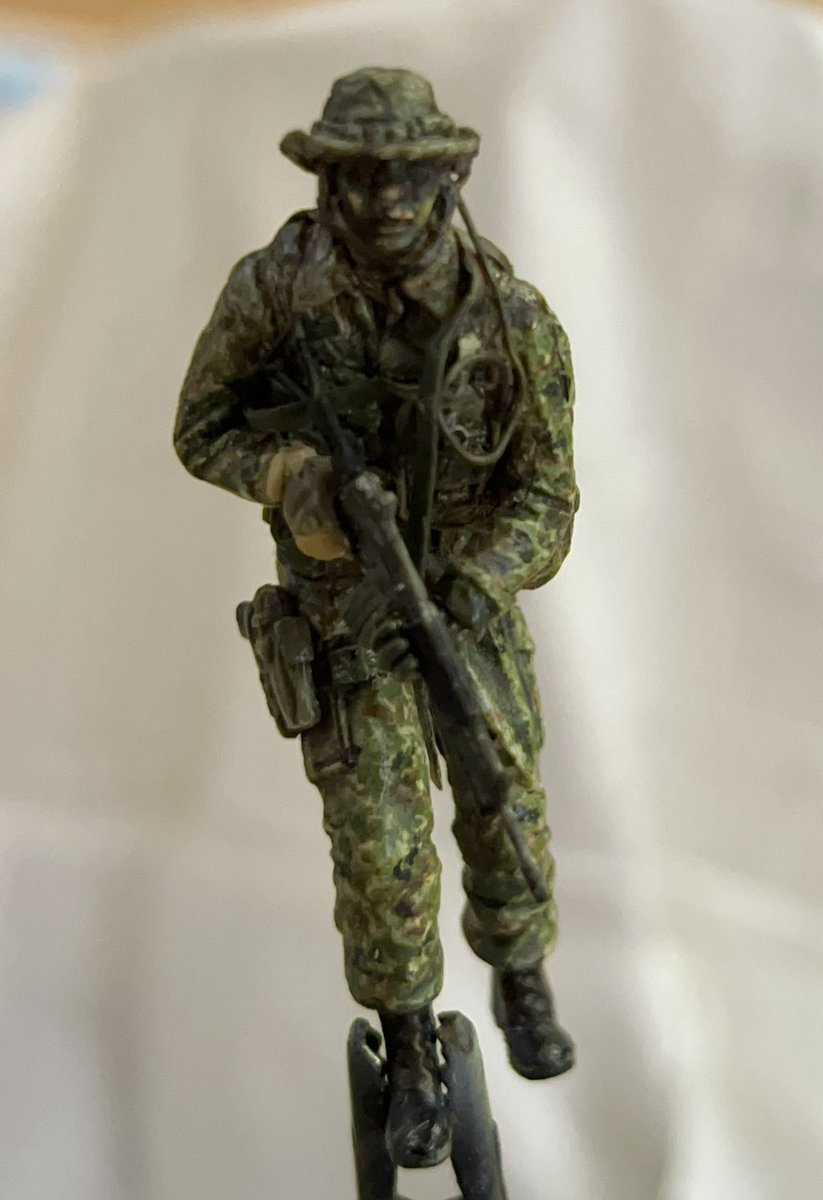 icesheetmodels's tweet photo. 【進捗】
1/35 空挺レンジャー　小銃班長(宣戦布告)

エナメルでスミ入れとピンウォッシュ。
顔に同じくエナメル数色でドーラン塗装しています。難しい…
それっぽく見えますか？😅

それを乗り越えたら小銃持ち手の塗装→トップコート→ベース作りで完成となります。長かった…(詳細は画像の説明参照) https://t.co/2lD2JYuE77