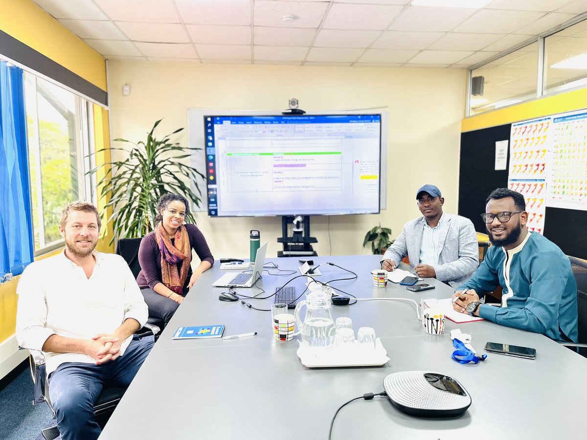 Ore_Osman1's tweet image. Yesterday in Nairobi together with Minister #Salman, we had the Opportunity to meet with @FAOSomalia &amp;amp; @IOM_Somalia team.
Discussed the #PIAP Progress, the need to scale up the Project, shared updates on the canal rehabilitations &amp;amp; other important agendas.
@UNPeacebuilding