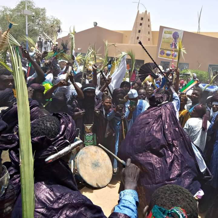 FBianou's tweet photo. #Bianou2023
⏳🥁 La Fête de Bianou à Agadez se tiendra cette année à la fin du mois de juillet.

Capitale de l'Aïr et plus ancienne ville du #Niger, 1000 ans d'histoire s'expriment dans cette fête traditionnelle qui réunit toute la cité🇳🇪.

Soyez à Agadez du 26 au 29 Juillet 2023 https://t.co/PJXH3ar8rG