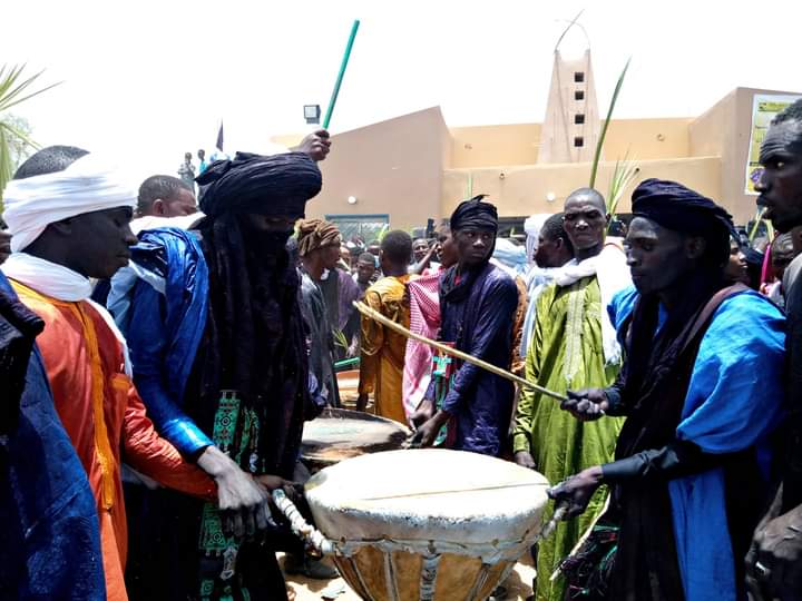 FBianou's tweet photo. #Bianou2023
⏳🥁 La Fête de Bianou à Agadez se tiendra cette année à la fin du mois de juillet.

Capitale de l'Aïr et plus ancienne ville du #Niger, 1000 ans d'histoire s'expriment dans cette fête traditionnelle qui réunit toute la cité🇳🇪.

Soyez à Agadez du 26 au 29 Juillet 2023 https://t.co/PJXH3ar8rG