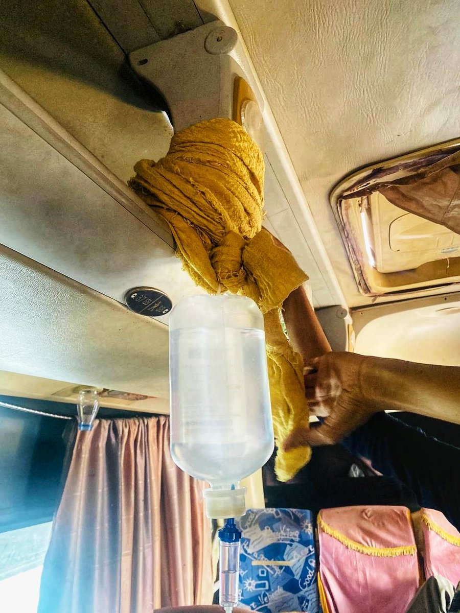 Conditions at the Argeen border of #Sudan 🇸🇩 and Egypt 🇪🇬. 

- It's chaos, people are sleeping in the open. No shade during the day.

- Saline being given via IV to some on buses who are dehydrated.

- No international humanitarian response to this border yet by <a href="/ICRC/">ICRC</a>