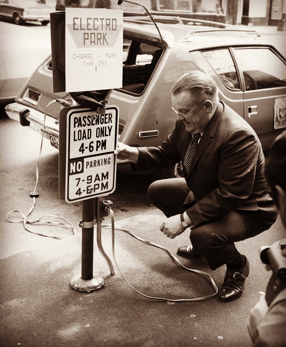 Dr_Eco_EV's tweet photo. ¿En que momento en vez de progresar fuimos a peor?
Un AMC Gremlin eléctrico cargando en una estación de carga en la acera. 1 hora por 25¢. Seattle, 1973. 🚗🔋🔌 #electrificate https://t.co/Qcer9LWIks