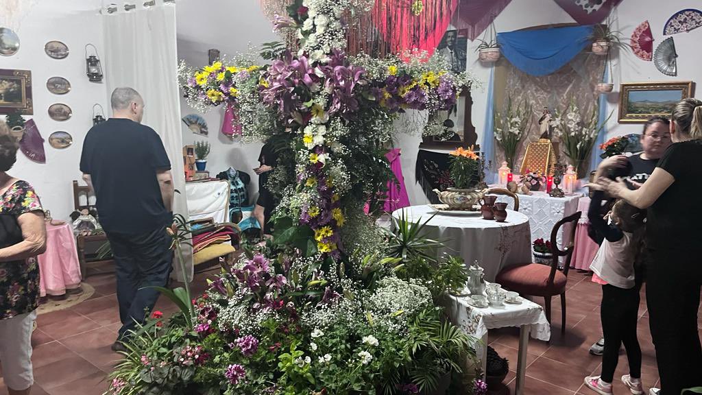 miguelcazorlag's tweet photo. Ayer @almeriaavanzac en la Preciosa Cruz de Mayo del @ParajeGuillen compartiendo con los vecinos y disfrutando de una de las cruces más trabajadas y costumbristas que he visto en los últimos años. Enhorabuena, gran trabajo vecinos y gracias por tanto afecto y cariño 🥰 https://t.co/iU2jonHiEY