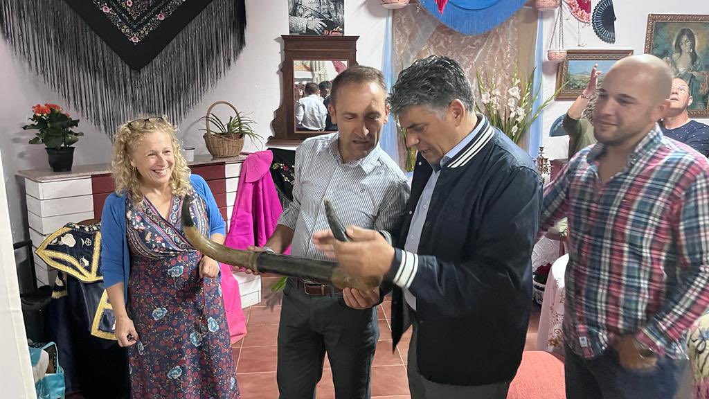 miguelcazorlag's tweet photo. Ayer @almeriaavanzac en la Preciosa Cruz de Mayo del @ParajeGuillen compartiendo con los vecinos y disfrutando de una de las cruces más trabajadas y costumbristas que he visto en los últimos años. Enhorabuena, gran trabajo vecinos y gracias por tanto afecto y cariño 🥰 https://t.co/iU2jonHiEY