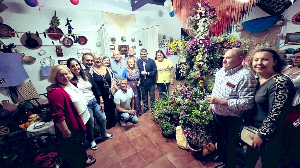 miguelcazorlag's tweet photo. Ayer @almeriaavanzac en la Preciosa Cruz de Mayo del @ParajeGuillen compartiendo con los vecinos y disfrutando de una de las cruces más trabajadas y costumbristas que he visto en los últimos años. Enhorabuena, gran trabajo vecinos y gracias por tanto afecto y cariño 🥰 https://t.co/iU2jonHiEY