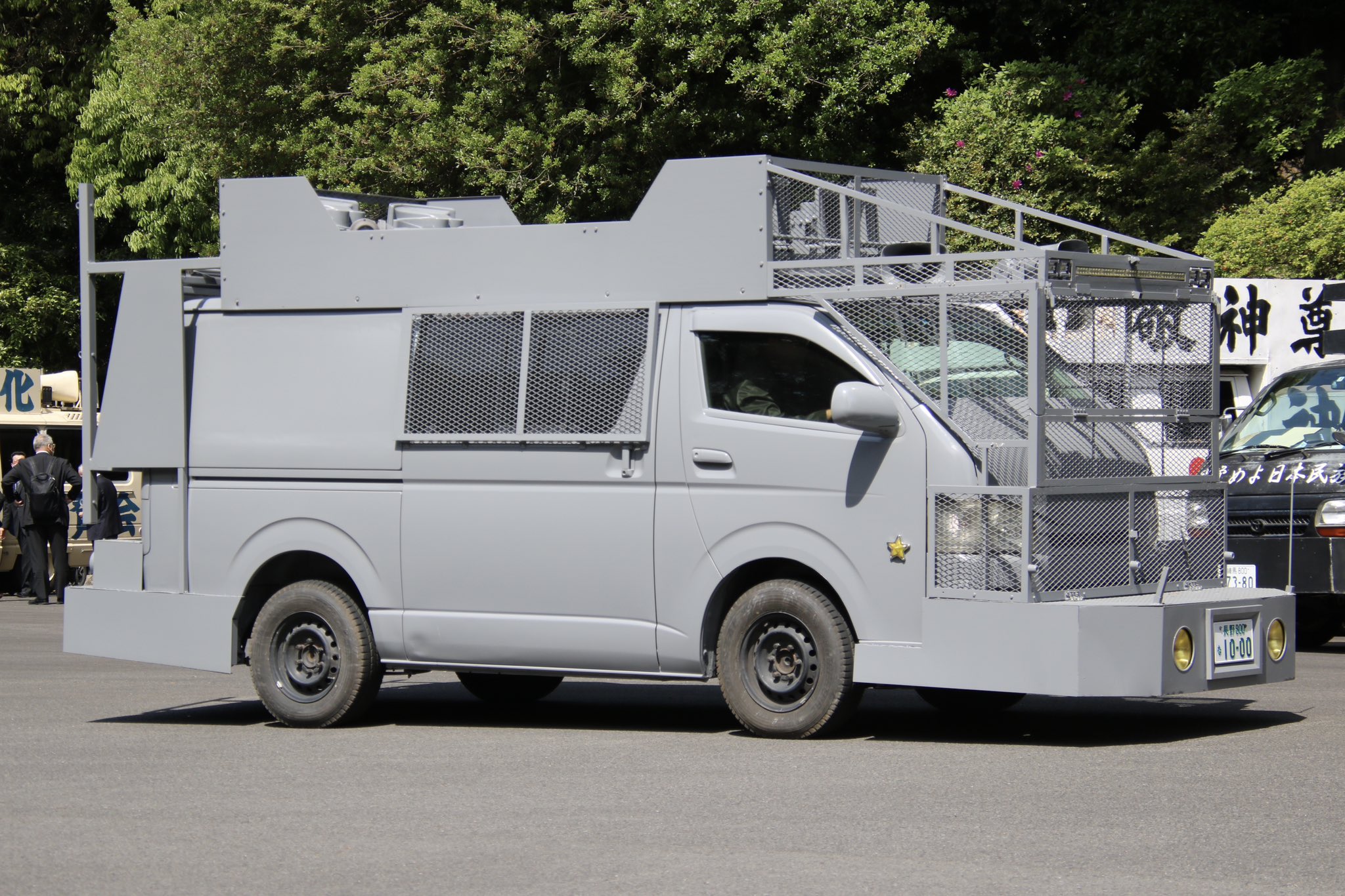 NOBU 様右翼街宣車ハイエース NOBU様依頼右翼街宣車ハイエース - メルカリ