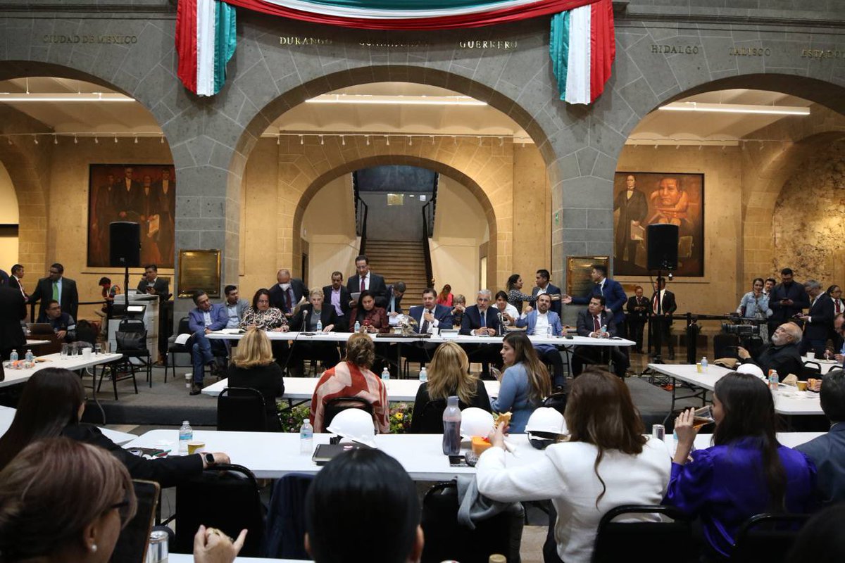 OvidioPeraltaS's tweet photo. Al pueblo de México: NO les vamos a fallar. Vamos a seguir trabajando por su bienestar, para eso nos eligieron.

Que la oposición siga con su ridícula huelga. https://t.co/neiBWv9vtj
