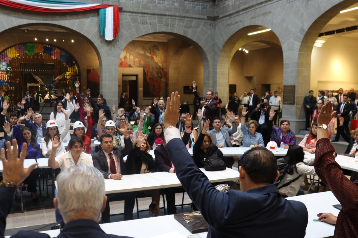 OvidioPeraltaS's tweet photo. Al pueblo de México: NO les vamos a fallar. Vamos a seguir trabajando por su bienestar, para eso nos eligieron.

Que la oposición siga con su ridícula huelga. https://t.co/neiBWv9vtj