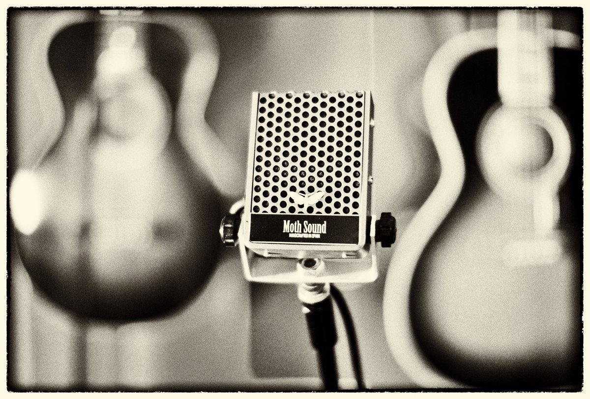 pepejaraNCactus's tweet photo. Anoche canté en directo con este micro, con el que grabé el disco NeonCactus, magnífico micrófono, una delicia para cantar… cuando tenga alguna foto con el maravilloso equipo que me acompañó, Cons, Pedro, Emilio y Alex, la colgaré #mothsound #gibsonacoustic https://t.co/bhZtTVyypw