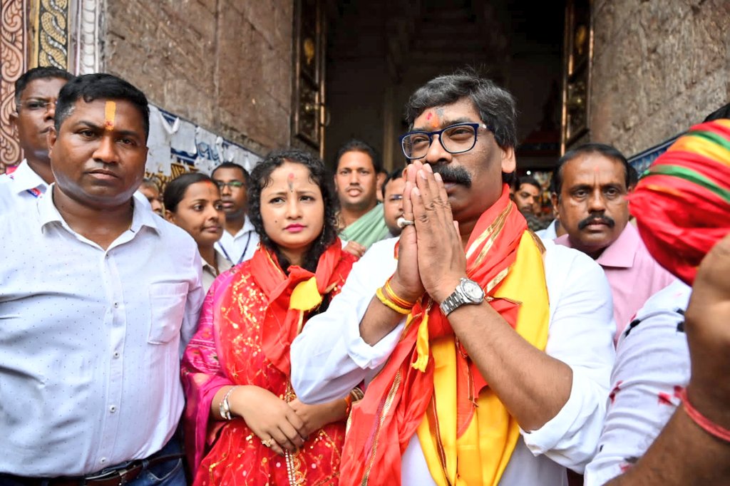 HemantSorenJMM's tweet photo. ओडिशा के पुरी में श्री जगन्नाथ मंदिर में दर्शन कर राज्यवासियों की खुशहाली की कामना की। महाप्रभु श्री जगन्नाथ जी सभी को सुख, शांति, समृद्धि और स्वस्थ जीवन प्रदान करें।

जय जगन्नाथ!! https://t.co/1cNBkU7Tye