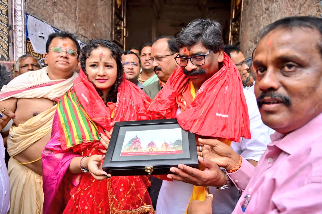 HemantSorenJMM's tweet photo. ओडिशा के पुरी में श्री जगन्नाथ मंदिर में दर्शन कर राज्यवासियों की खुशहाली की कामना की। महाप्रभु श्री जगन्नाथ जी सभी को सुख, शांति, समृद्धि और स्वस्थ जीवन प्रदान करें।

जय जगन्नाथ!! https://t.co/1cNBkU7Tye