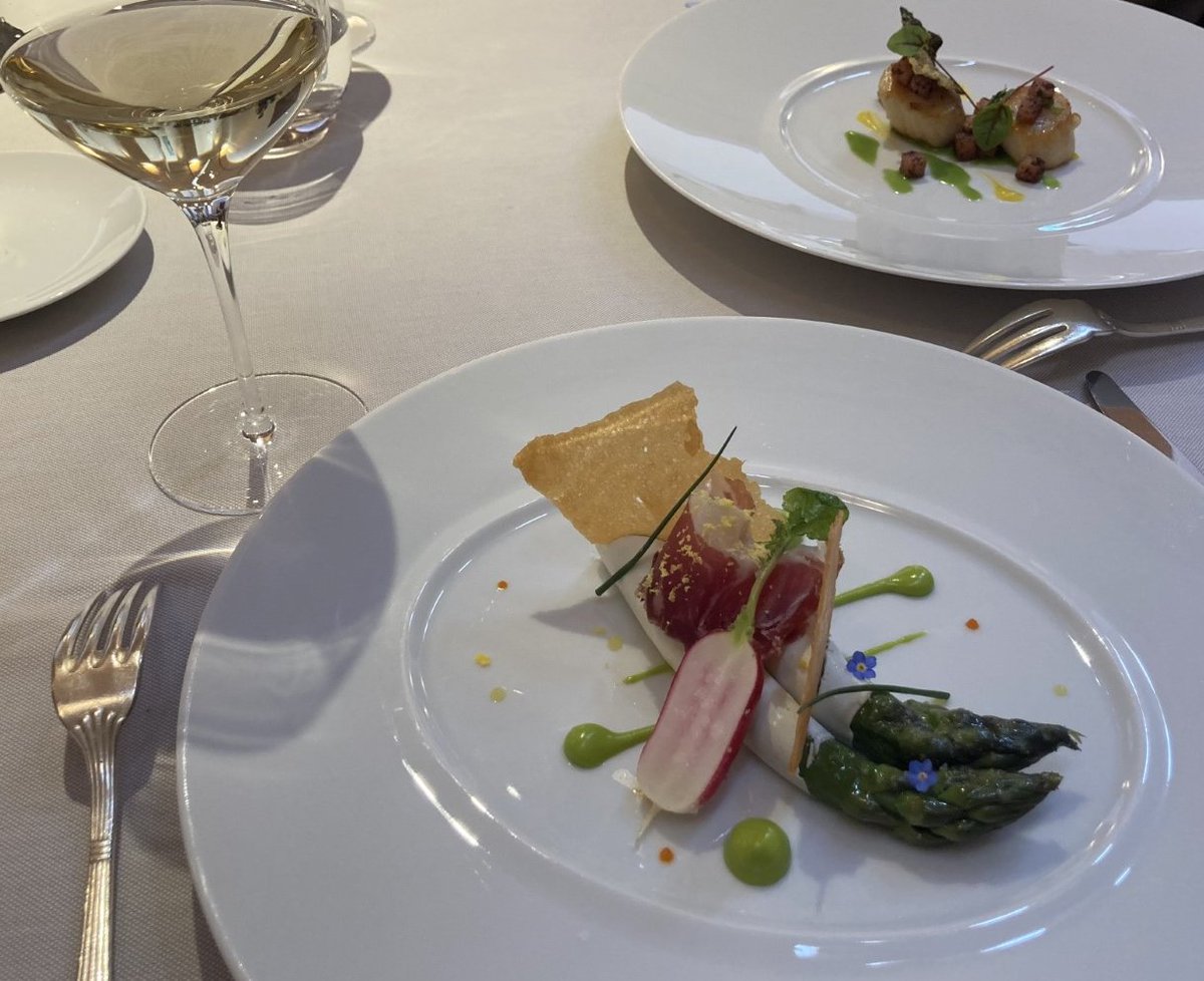 Beautiful seasonal starters – scallops and asparagus <a href="/RPGuilbaud/">Guilbauds</a>
#2MICHELINStars #Dublin #Ireland 
guide.michelin.com/ie/en/dublin/d…