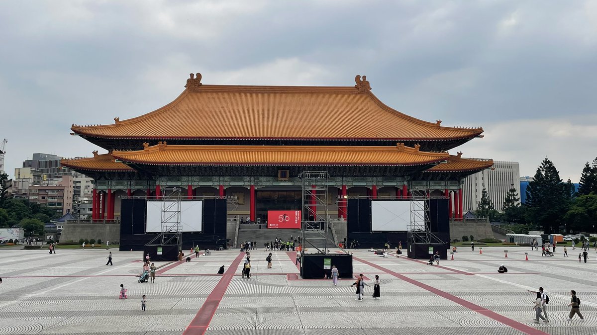 cloudgatedance's tweet photo. Ready, set! 4 hours until show. Some already took their spot and came so prepared! 🥂 Come out and play! #Legacy live performance broadcast starts at 19:45 at National Theater Taipei. #cloudgatedance https://t.co/gQsP3WJ9Oa