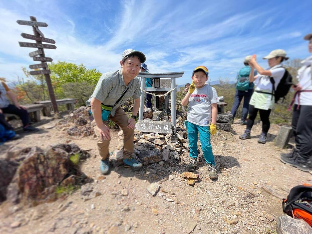 saru7853's tweet photo. 息子と鳴神山
世界でここにしか咲かない花、カッコウ草が咲いてました
そんなわけで車は激混みです
そして下山後のハグは当然義務です https://t.co/m7egKcrxSs https://t.co/51NAkOcXPo