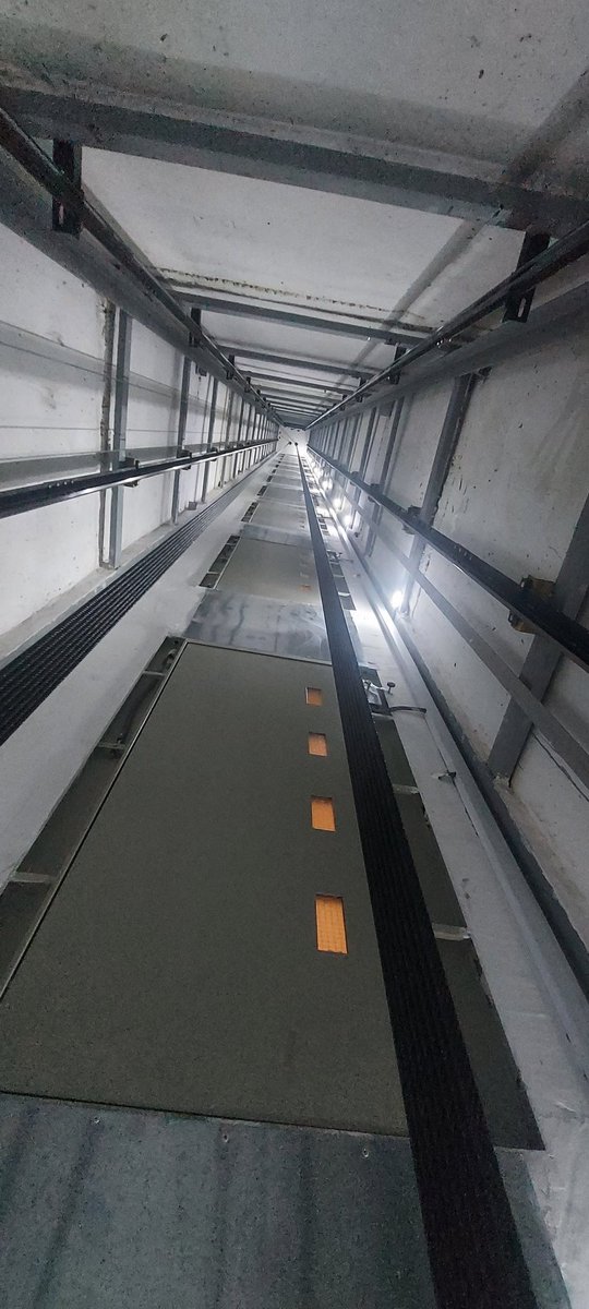 #خودکشی 
امروز تو اداره آگاهی شهر... یه داستانی رو شنیدم که انگار پارچ آب یخ ریختن رو سرم!
تا ۲ ساعت نمیتونستم از جام بلند شم و تو خودم میلرزیدم فقط
تف به ذات آدم های بی ذات
تف به بیشرفی این دنیا
دختر ۱۷ ساله ای که اومده بود و میگفت میخوام بابام رو بکشم و شما شاهد باشید واسه چی/۱