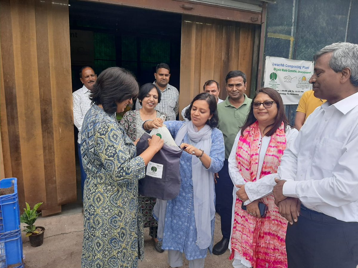 tweetndmc's tweet photo. Secretary #NDMC distributed compost to RWAs and citizens of NDMC area made by Horticulture Department from green waste at Madhu Limaye Marg Horticulture nursery.
#G20India
#swachhsurvekshan2023
#BanonSingleUsePlastic
@DeepaAthlete https://t.co/IJXh25c68a