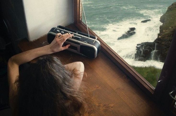 Bugün or'da da cumartesi mi? Sen de beni, benim kadar özledin mi Aynalardan kaçarken özlenmeyi beklemek, ne kadar acı, ne kadar komik ve bana ait değil mi?