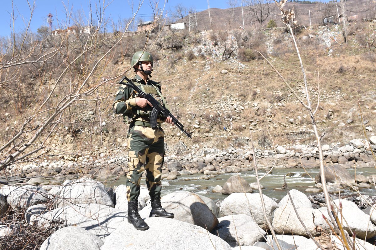 BSF_Kashmir's tweet photo. Alertness is the hidden discipline of familiarity.

कश्मीर सीमान्त ।
 सीमा सुरक्षा बल - सर्वदा सतर्क l
 #LoC #BSF https://t.co/934hVsTXYt