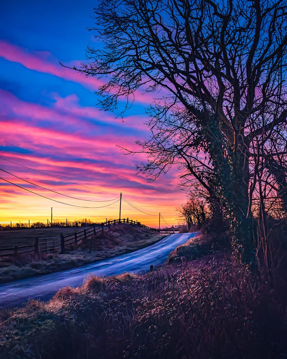 jamesatruett's tweet photo. GM, and Happy Saturday!

Wishing you a fantastic weekend with this vibrant sunrise captured from my front yard here in the Irish countryside… https://t.co/ufW6Cd5Zs1