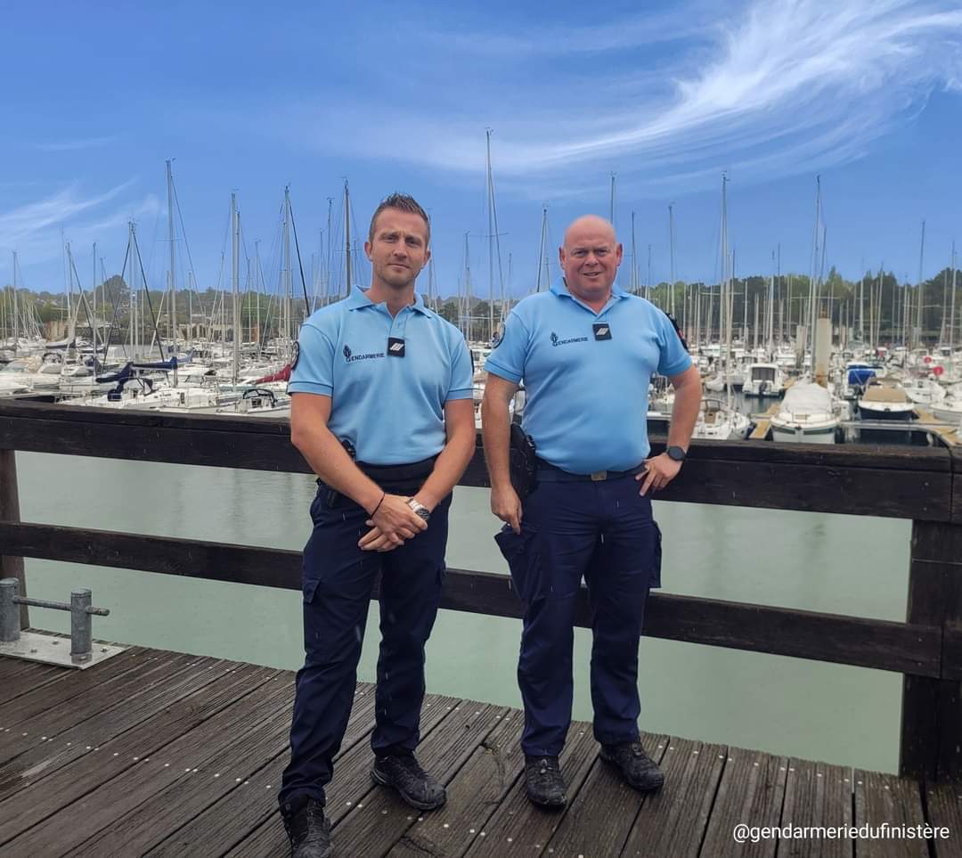 #hérosduquotidien 
Le 24 avril, Mathieu et Éric de la BN La Forêt Fouesnant st alertés par la capitainerie du port qu'1 ado est envasé  jusqu'à la taille. La mer monte, il est piégé.
M & E se sécurisent avec des cordages, progressent ds la vasière et sauvent le jeune de 17ans 👍