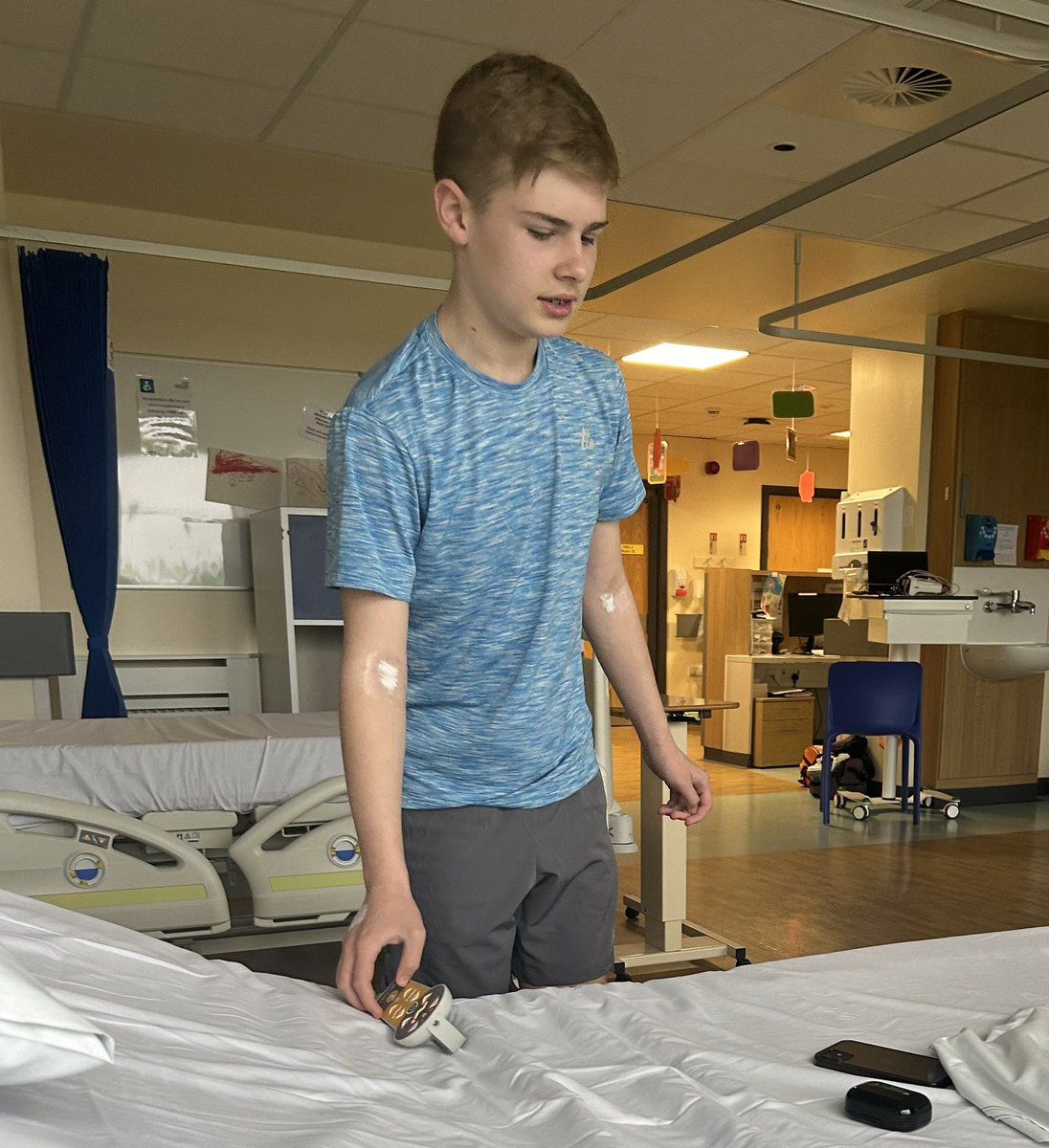 Quinny_EFC's tweet photo. Zac getting ready for his op ACL reconstruction and meniscus bucket handle tear repair. NHS Doctors and Nurses in on a Saturday morning to take care of him, anyone who attacks these heroโs are the lowest of the low #supportNHSworkers https://t.co/sAENXW4ofC