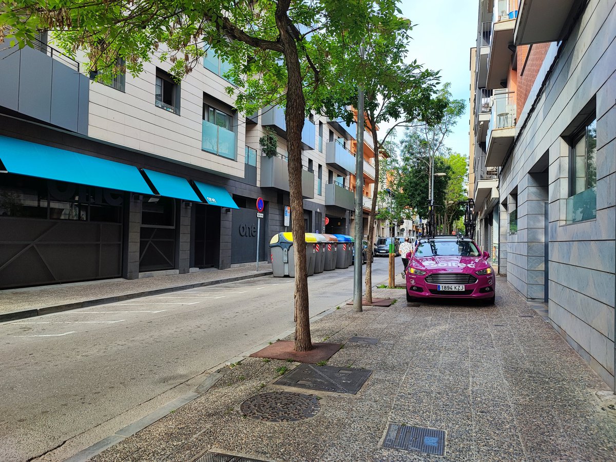 sitajxc's tweet photo. Just al mig de vorera... no passa res 😡😡 quan a l'altra banda pot també MAL estacionar a zona motos... i no molesta ni a vianants ni les cadires de rodes 🚶🧑‍🦽🧑‍🦯 @pmgirona @girona_cat https://t.co/Mjc2IZU9Np