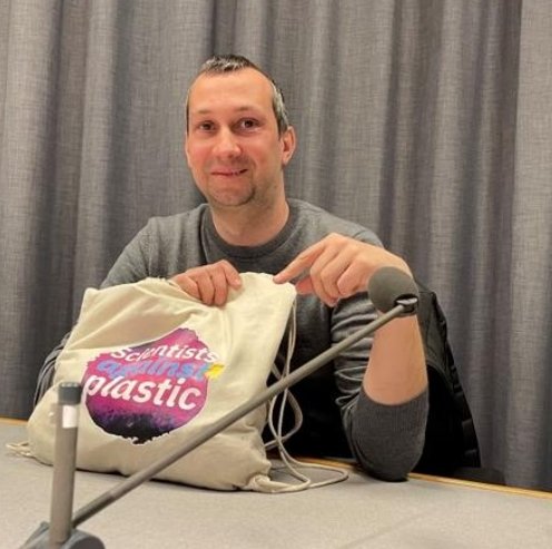 remedies_EU's tweet photo. 🎙️REMEDIES on the radio!
🌊Uroš Novak , project coordinator of REMEDIES on air on the Image of Knowledge Radio Slovenia Program ARS with Nina Slacek
For the Slovenian speaking community check out here 👉 https://t.co/5dS2OTr6tO
#PlasticPollutionSolution #repurposeplastic https://t.co/8LKXAXbs6y