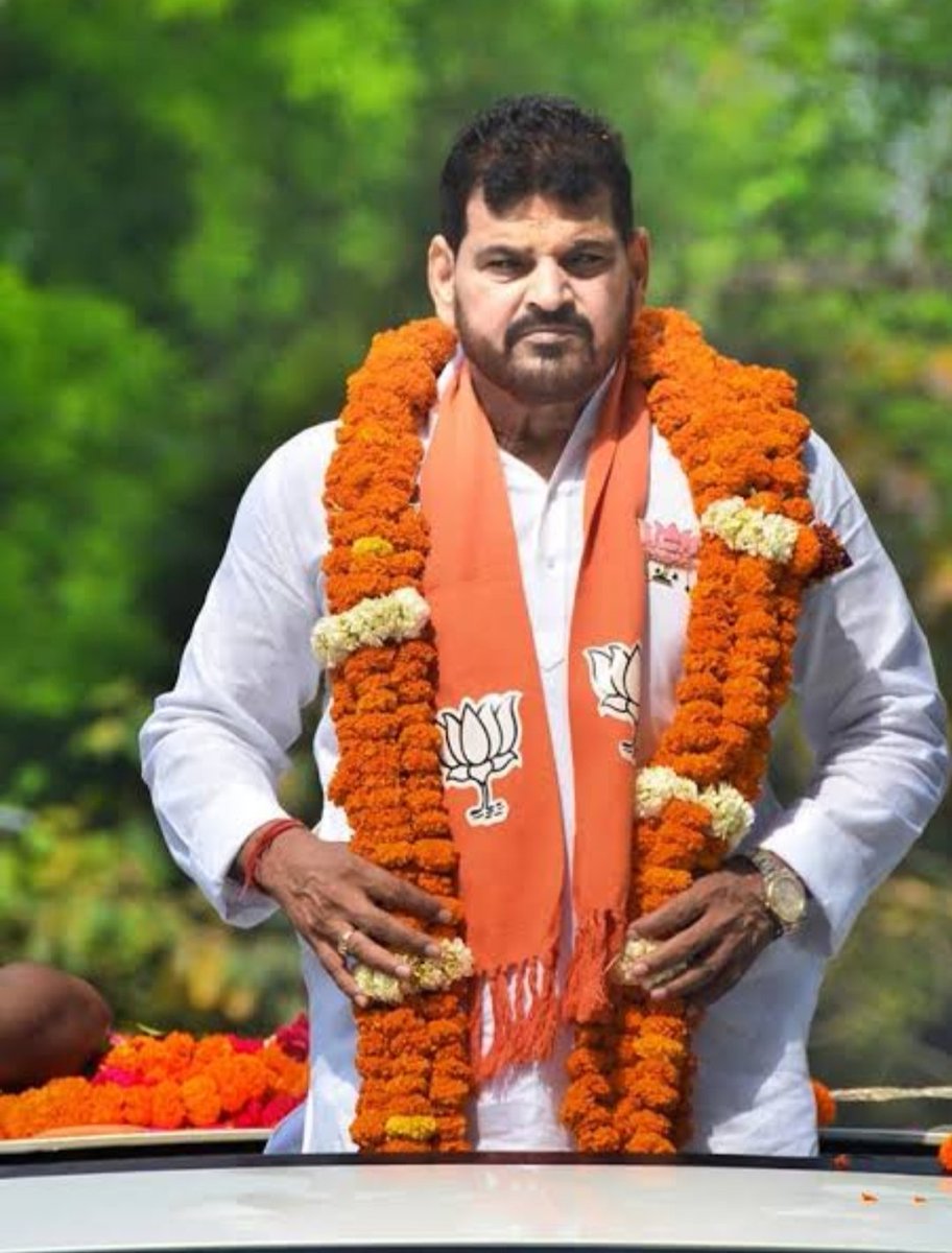 PragyaLive's tweet photo. देश के लिए सोना लाने वाली बेटियां न्याय मांगने के लिए क्या कुछ झेल रहीं हैं...सिर्फ इसलिए क्योंकि वो जिससे लड़ रहीं हैं वो BJP का बाहुबली सांसद है, वोट पर असर डालता है.. सोचिए अगर ये ही बृजभूषण शरण सिंह किसी और पार्टी से होता तब भी क्या MODI जी ऐसे चुप रहते ? #IStandWithMyChampions
@Phogat_Vinesh 
@SakshiMalik 
@BajrangPunia