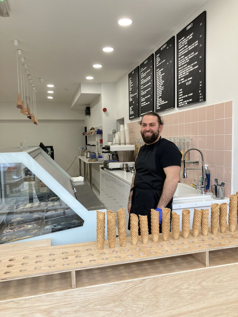 JaneCanDoSE4's tweet photo. Had lovely chat with the very friendly & popular Bekir at #Sundae along the #MidtownBrockleyParade This weekend could finally be the weather☀️😎☀️😎to treat yourself/the family to🍦🍨🍦🍨Pop in & say hello #KeepOurIndieBizInBiz #ShopEatLocal #SUPPORT https://t.co/R7AGeg6DR7