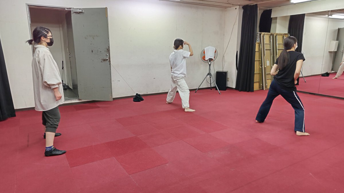 dkhollywood's tweet photo. 久々に元D.Kスタジオメンバーによるダンスレッスン。
全員、スタジオ現役の頃に比べると、筋力・体力・柔軟性の衰えを実感。
やはり継続は力なり。
いつまでも精進ですね!

#dkh #DKstudio #舞台 #俳優 #芝居 #ダンス https://t.co/J2t6itGsUQ