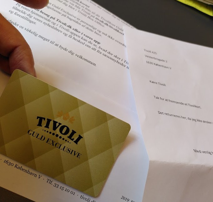tcjakobsen's tweet photo. HAR DU MAGT, FÅR DU GAVER...

Jeg fik et Tivolikort som gave - fordi jeg er folkevalgt til Borgerrepræsentationen i København.

Det har ikke forladt brevpapiret, hvor det er påklistret, fordi jeg ikke ku' li' lugten af guldkortet.

Vi har talt om det i @KbhAlternativet og:

1/4 https://t.co/A7sL4JMjQv