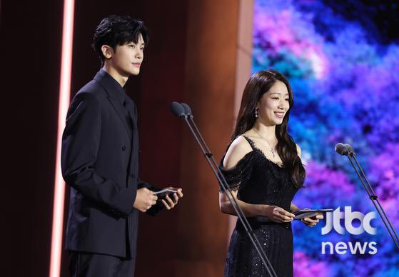 phs_archives's tweet photo. 230428 Park Hyungsik and Park Shinhye as presenters on 59th Baeksang Arts Awards 2023

📸https://t.co/LRsaGOq0fm
#ParkHyungSik #박형식 https://t.co/8roylGB5RP