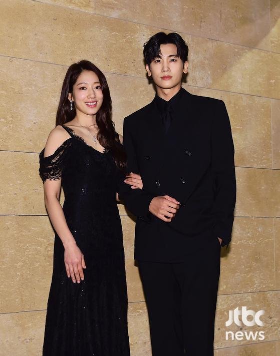 phs_archives's tweet photo. 230428 Park Hyungsik and Park Shinhye as presenters on 59th Baeksang Arts Awards 2023

📸https://t.co/LRsaGOq0fm
#ParkHyungSik #박형식 https://t.co/8roylGB5RP