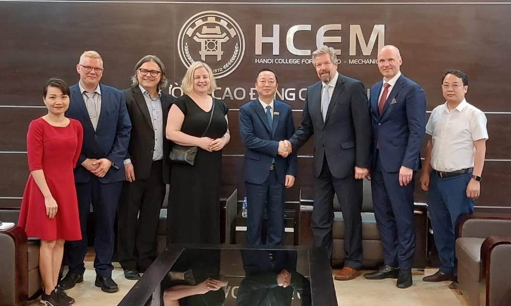 Vietnamin koulutusvientimatkalla 24.-28.4. (Hanoi, Ho Chi Minch) tapasimme paljon ihmisiä ja solmimme suhteita. Uskon, että tämä reissu konkretisoituu lähitulevaisuudessa jollain tavalla Pohjois-Karjalan parhaaksi! Kiitos lähetystömme ja <a href="/norvanke/">Keijo Norvanto</a>    @riverialainen #koulutus