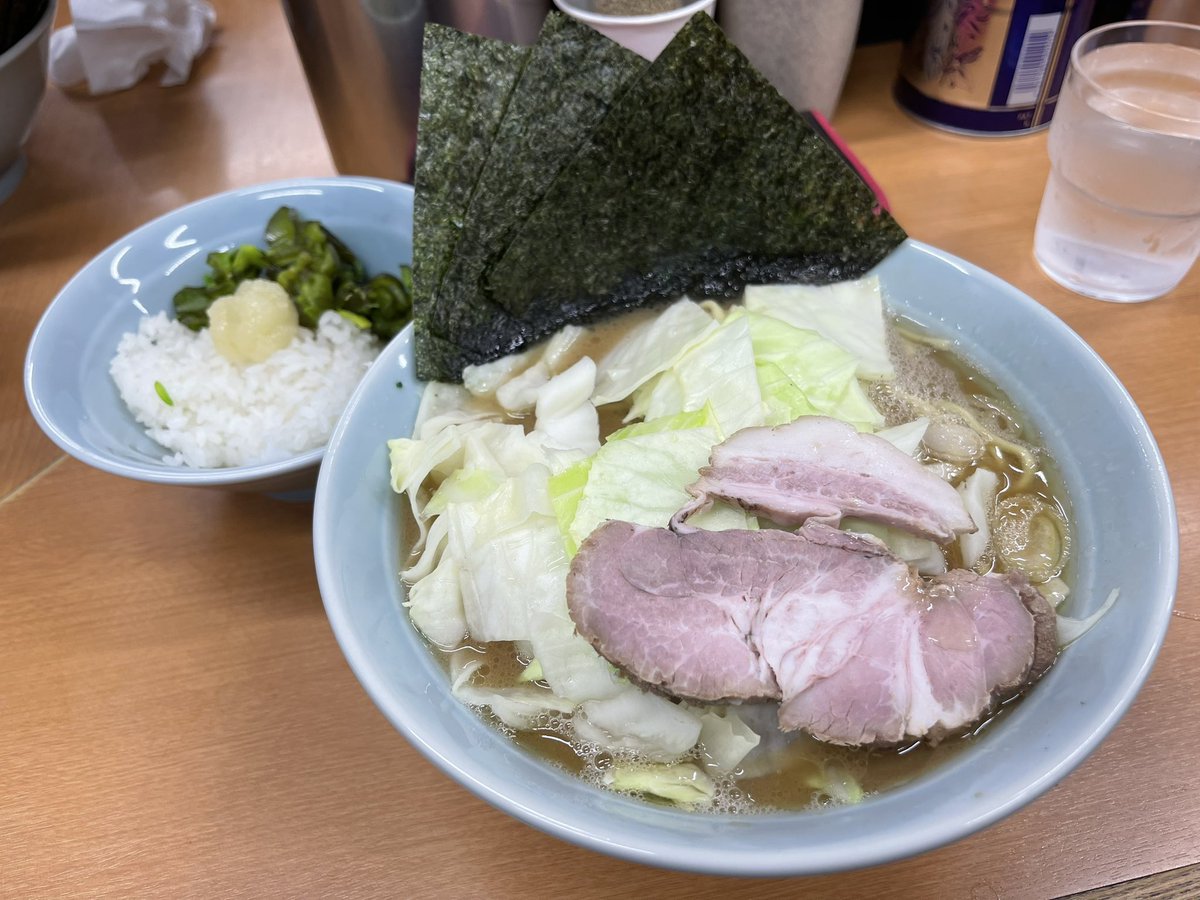 2TATASHAN3's tweet photo. 💓『武蔵家 綾瀬店』💓

ずっと気になってたけど初めて食べた🫶🏻🫶🏻🫶🏻スープがマイルド！って感じだけど口に入れた瞬間の感じが好きで美味しすぎた🍜🧃🧃🩷🩷リピ確じゃん🩵🩵🩵
#武蔵家 #綾瀬 #ラーメン #家系ラーメン https://t.co/HBt22FzczR
