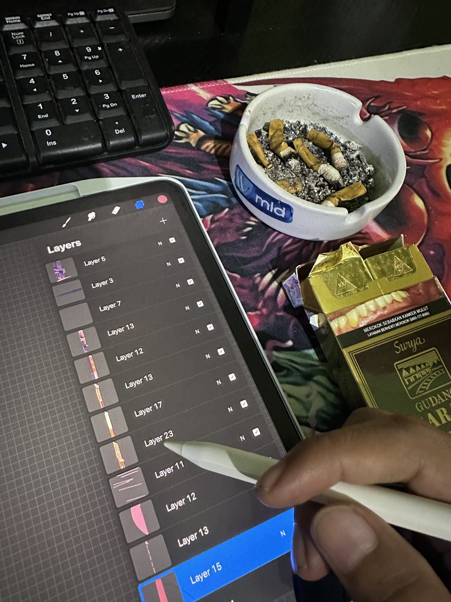 Who forgets his cigarette while drawing?

Me 😅