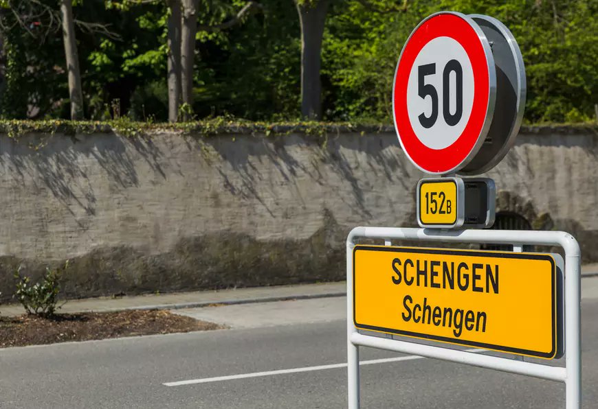 libertatea's tweet photo. Un fost ambasador SUA acuză influența Rusiei în vetoul Austriei pe Schengen în cazul României

Citiți aici: https://t.co/AopY6wYCRp

#ştiri #știriromânia #războiulrusiaucraina #schengen #stiriaustria #stirirusia #suastateleunitealeamericii #adrianzuckerman https://t.co/pZIxTAglT5